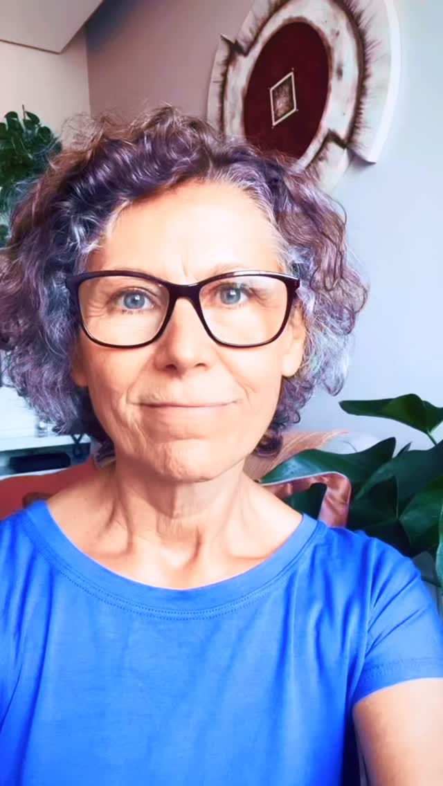 A cura não acontece por uma ação externa, ela nasce de uma decisão interna de viver uma nova experiência. Ela começa quando algo dentro de você desperta e se move nessa direção.
Quando Jesus dizia “sua fé te curou”, ele não tomava para si o lugar de quem cura, ele apontava o caminho, lembrava que a cura é um movimento interno. O externo apenas sustenta, facilita, mostra que é possível, mas não é a origem.
A cura acontece quando o seu olhar se volta para dentro e você decide, de verdade, soltar o que te adoece e se abrir para uma nova forma de viver.
Se gostou deste conteúdo;
Comente ✍️ Dê seu like 👍
Compartilhe 🙏🏻
Humana aprendendo a Ser
Eu Sou aqui
Eu Sou aí
Silvana da Cunha
Cientista Intuitiva • Alquimista • Mentora • Palestrante • Consteladora Sistêmica Familiar • Terapeuta Holística • Fundadora da TQC Cura Quântica®️ e do Despertar Quântico da Consciência
www.florescimentocriativo.com
@silvanadacunha333