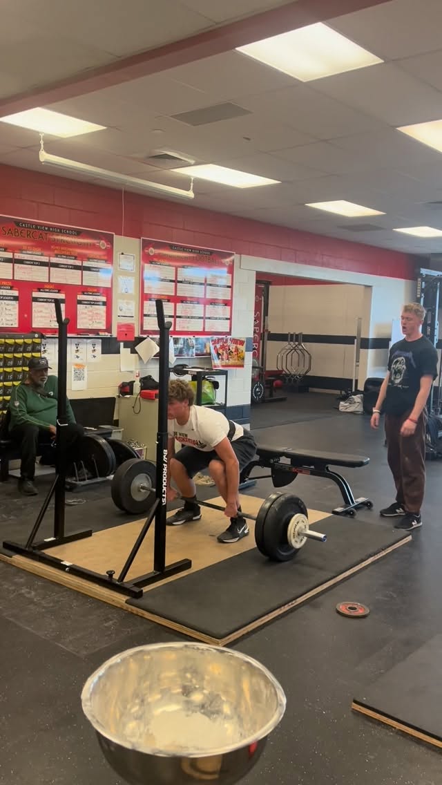 Congrats to @bub13wyatt on joining the 100kg club! 6’ 8” tall and getting looooow in that squat! Love to see the big guys being able to flex, bend, and extend. The weightroom is 🔥. Excellence is contagious. Who’s next to join the club? #usaweightlifting #cleanandjerk #youthweightlifting #afterschoolprogram #nscahighschoolstrengthandconditioning