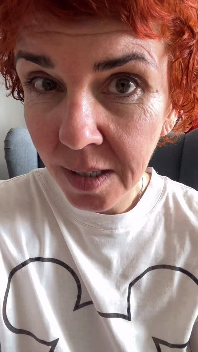 🩷🧡 Wir kennen uns noch nicht –
aber wenn wir befreundet wären,
würde ich dir das ehrlich sagen:
Du bist wahrscheinlich schon in den Wechseljahren –
auch wenn dir das noch niemand so deutlich gesagt hat.
Ja, wirklich.
→ Dass du deine Periode nich hast, sagt nichts darüber aus
→ Das Ganze startet oft viel früher als gedacht. Rund um 35.
→ Und nein: Es ist nichts, wovor du Angst haben musst!
Was dir fehlt, ist kein „Fix“ –
sondern Verständnis für das, was gerade passiert.
Und genau dafür gibt es MENOMIO - Der Podcast für glückliche Wechseljahre.
Folge MENOMIO,
wenn du aufhören willst, im Dunkeln zu tappen.
#wowstattwäh #glücklichewechseljahre #glitzernstattschwitzen