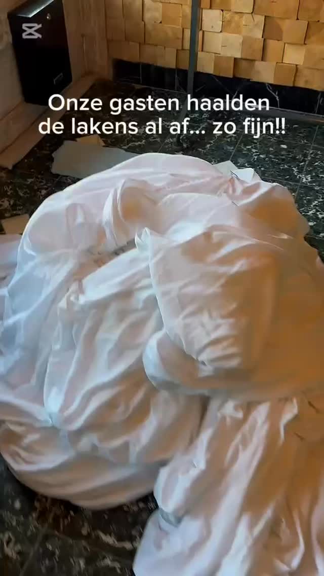 Heerlijk als de gasten al de lakens al eraf halen!! 🛌☺️#timeoutvakantiemakers #visitriemst #bestguest