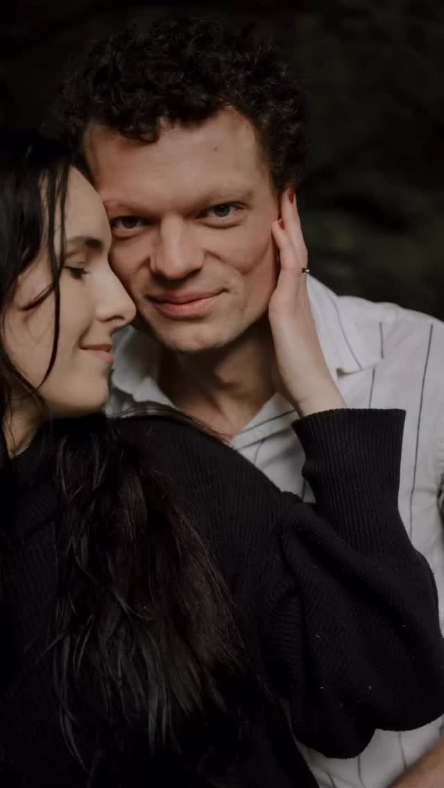 Duncan and Julia in North Van 🤍
We have a saying… if you’re not laughing, we’re not doing our jobs. But it’s those quiet, in-between moments that always stay with us the longest. These two were total troopers when the rain started coming down, we kept on laughing!