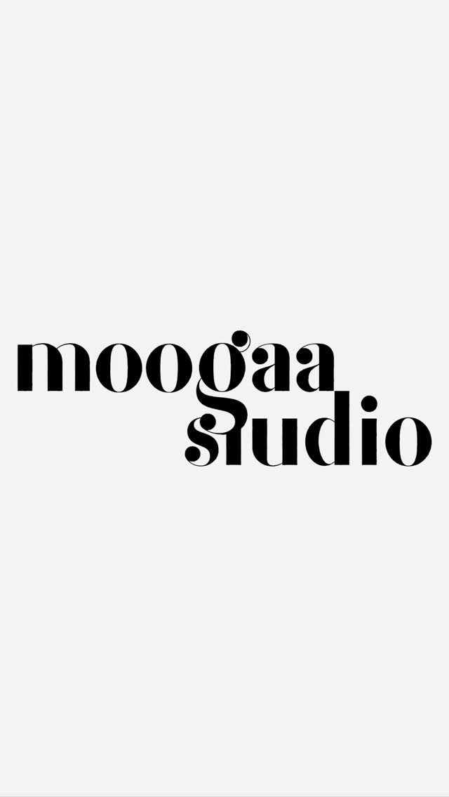 Projekt wnętrz to masa przeróżnych elementów tworzących spójną układankę, dokładnie tak jak na tej animacji - z czego jestem mega zadowolona, że udało się to tak uchwycić! 😍
Gdy jeden element nie pasuje, nie działa lub co gorsza nie współpracuje - tracimy spójny efekt który był głównym założeniem. I nie mam tutaj na myśli samych kwestii materiałowych i wyposażeniowych w stylu:
☑️ dobrej jakości materiały
☑️ przemyślane detale
☑️ niestandardowe rozwiązania
To są hasła które poda Wam każdy, ale nie znaczą one praktycznie nic. Dla mnie ważna jest autentyczność i nie korzystam z takich pustych frazesów. Jakie są więc według mnie ważne elementy układanki?
☑️ Klient potrafiący określić swoje oczekiwania
☑️ Projektant, który będzie potrafił przenieść oczekiwania Klienta na projekt
☑️ Wykonawcy którzy zrealizują projekt Projektanta tak aby spełnić oczekiwania Klienta
Pomiędzy tymi wszystkimi osobami konieczna jest współpraca, bo wszyscy grają do jednej bramki chcąc osiągnąć realizację. I wiadomo - nikt z nas nie jest idealny, każdy ma czasami gorsze dni - a współprace te trwają miesiącami lub latami i przez ten czas może się wydarzyć naprawdę wiele! Ale ważne, żeby wrócić na dobre tory 🖤
#projektowaniewnętrz #wnętrze #projektantwnetrz #animacja #logo