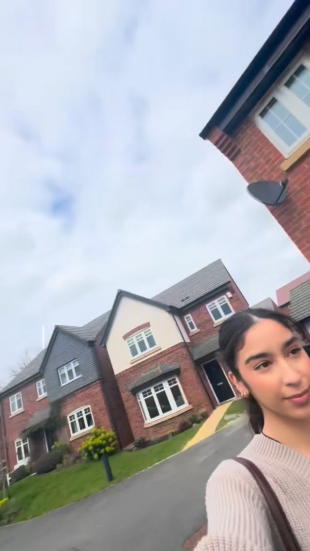 Repost from our beautiful client Mariam on her return for a no bleach balayage refresh with @prohairbykat_ 🤍
-
Go check out her TikTok for all our curly hair ladies ✨