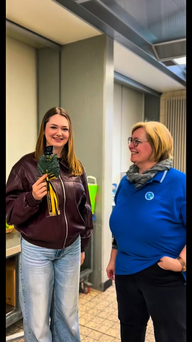 Soo, s 22. Hallenschwinget isch dure – und es isch e riese Erfolg gsi! 💥
Herzlichi Gratulation @alpigernick zum verdiente Festsieg! 🏆
Mir danke allne Zuschauerinne und Zuschauer für dä mega Support – it was a blast! 🙌
Und wenn ihr wänd das mir de Ladina und de Sina wieder mol e Kamera id Händ sötted drücke… denn like jetzt! 😂📸
#schwingen #schwingfest #schweiz #schwinger #switzerland