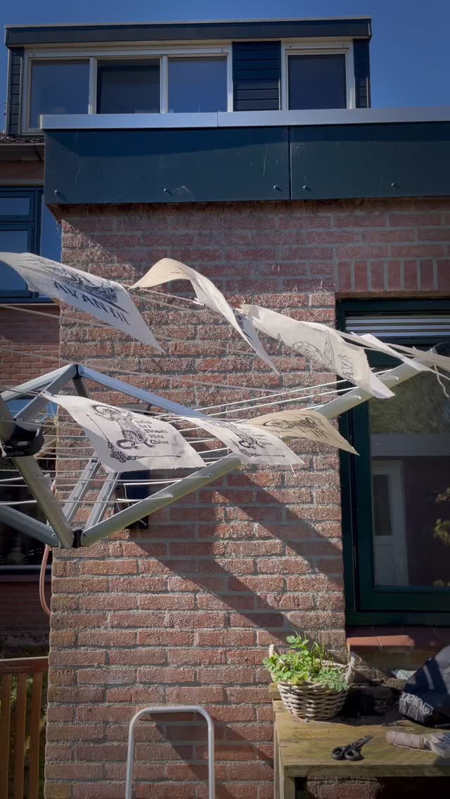 When that weird neighbor is into blockprinting…
Oh, wait… that neighbor is me 😅
New stock for @roll_initiative_con thisSaturday is hanging out to dry! Come check it out?
#blockprint #sunnyday #rollinitiative