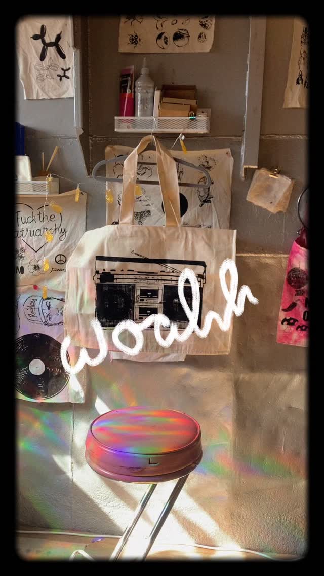 GEWINNSPIEL: 2 Plätze für dich & deine Lieblingsperson! ✉️✨
Ich verlose zwei Plätze für den nächsten Workshop – einen für dich und einen für die Person mit der Du am liebsten Zeit verbringst.
Zusammen am Tisch sitzen, die Rakel schwingen, Kuchen essen und einfach mal abtauchen. Es geht nur um das Gefühl von Farbe an den Fingern und den Moment, in dem ihr euer eigenes Unikat zum ersten Mal in den Händen haltet. Ohne Ablenkung, dafür mit richtig viel Raum zum Ausprobieren. 🎨🍰
WANN & WO?
📅 Sonntag, 19.04.26
🕛 Von 12:00 Uhr bis 15 Uhr
📍 Bei mir in der Druckmanufaktur
SO NIMMST DU TEIL:
1️⃣ Folge mir – damit du die Auflösung nicht verpasst.
2️⃣ Schreibe ein Herz in die Kommentare. Welches, ist ganz egal. 🤍🤎🖤
DIE FAKTEN:
🚀 Die Auslosung findet am Montag, den 13.04.26 um 10:00 Uhr statt.
📩 Die Gewinner-Person wird direkt per DM von mir benachrichtigt.
Ich bin gespannt, wer von euch dabei ist. 👇
Rechtlicher Disclaimer:
Das Gewinnspiel steht in keiner Verbindung zu Instagram und wird in keiner Weise von Instagram gesponsert, unterstützt oder organisiert. Der Rechtsweg ist ausgeschlossen. Eine Barauszahlung des Gewinns ist nicht möglich. Teilnahmen unter 18 Jahren sind ausgeschlossen.
#gewinnspiel #kreativworkshop #siebdruck #auszeitfürdich #hamburgkreativ