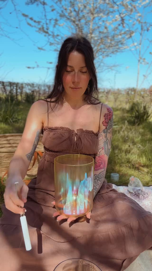 Spending some time in nature with the trees, flowers, birds & bowls. A much needed morning to myself resting in the energy of the things I love. These are two of my new bowls, I’m in love. They’re such a beautiful sound and so light! ✨
#crystalsingingbowls #alchemybowl #wildloveyoga #meditation #natureisbeautiful