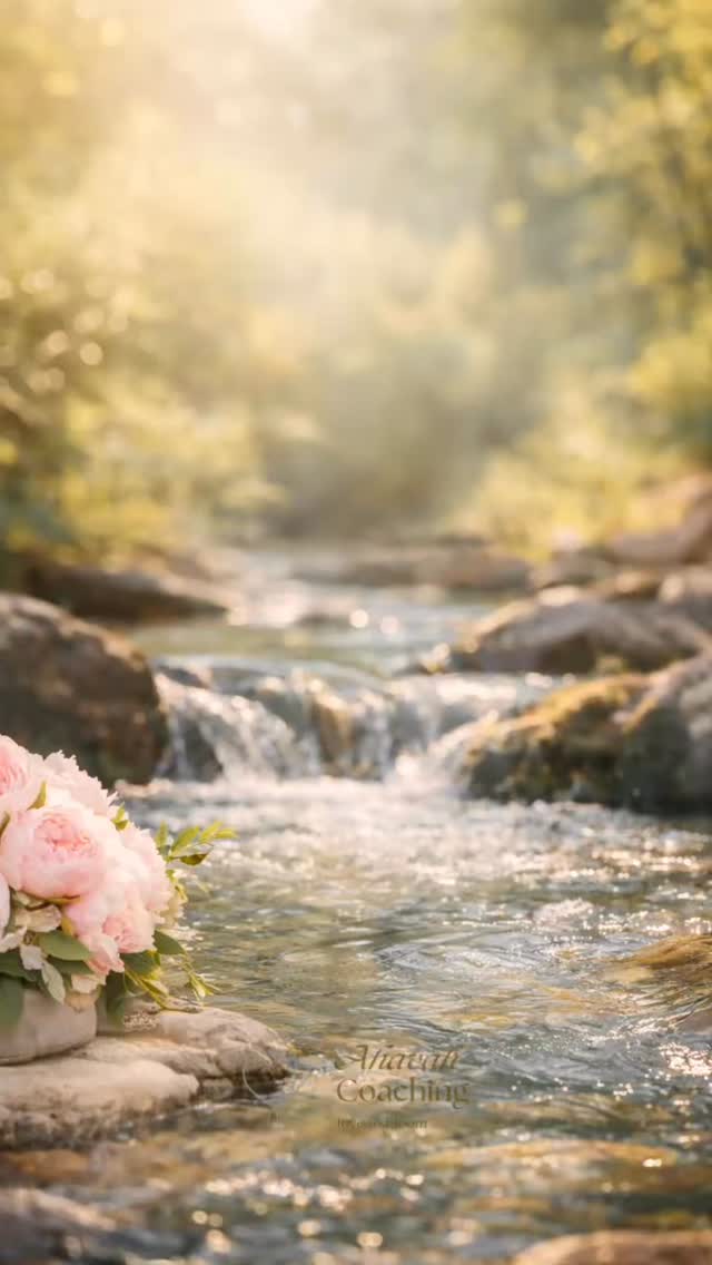 Ken je de bijbeltekst uit Jeremia 2:13? Deze tekst raakt iets heel dieps.
โ๐๐๐ง๐ญ ๐๐ข๐ฃ๐ง ๐ฏ๐จ๐ฅ๐ค ๐ก๐๐๐๐ญ ๐๐๐ง ๐๐ฎ๐๐๐๐ฅ ๐ค๐ฐ๐๐๐ ๐ ๐๐๐๐๐ง: ๐๐ข๐ฃ, ๐๐ ๐๐ซ๐จ๐ง ๐ฏ๐๐ง ๐ฅ๐๐ฏ๐๐ง๐ ๐ฐ๐๐ญ๐๐ซ, ๐ก๐๐๐๐๐ง ๐ณ๐ข๐ฃ ๐ฏ๐๐ซ๐ฅ๐๐ญ๐๐ง, ๐จ๐ฆ ๐ณ๐ข๐๐ก ๐๐๐ค๐ค๐๐ง ๐ฎ๐ข๐ญ ๐ญ๐ ๐ก๐๐ค๐ค๐๐ง, ๐ฅ๐๐ค๐ค๐๐ง๐๐ ๐๐๐ค๐ค๐๐ง, ๐๐ข๐ ๐ ๐๐๐ง ๐ฐ๐๐ญ๐๐ซ ๐ก๐จ๐ฎ๐๐๐ง.โ โญโญ๐๐๐ซ๐๐ฆ๐ข๐โฌ โญ๐โฌ:โญ๐๐โฌ
Sommigen van ons (en misschien allemaal weleens van tijd tot tijd) hobbelen maar door, terwijl ons hart eigenlijk moe en dorstig is. We zoeken rust, troost, bevestiging of vervulling in dingen die ons uiteindelijk niet echt kunnen vervullen. Maar God zegt: โMij, de bron van levend water, hebben zij verlatenโฆโ
Wat mij hierin raakt, is dat God niet alleen laat zien waar wij leeg raken, Hij laat ook zien Wie Hij Zelf wil zijn:
de Bron van levend water.
De plek waar je ziel tot rust mag komen. De plek waar je niet hoeft te presteren, maar mag ontvangen. De plek waar dorheid weer verzadiging wordt.
Misschien voel jij je al een tijd moe. Misschien heb je jezelf steeds weer proberen sterk te houden.
Misschien merk je dat waar je jouw hart tot nu toe mee hebt gevuld, je ten diepste toch niet vervult..
Dan is dit jouw bemoediging vandaag: je hoeft niet uit lege plekken te blijven leven. Er is een Bron die nooit opdroogt. Er is een God die nog steeds uitnodigt.
Er is genade voor vermoeide harten.
En juist daarom is er nu ook de Moederdagactie van Ahavah Coaching ๐ค Om vrouwen te bemoedigen, te zegenen en te herinneren aan de Bron waaruit zij mogen leven.
Voor jezelf, of om cadeau te doen aan een vrouw die wel wat extra liefde, rust en bemoediging kan gebruiken deze periode.
Kijk voor de Moederdag actie op de pagina van @ahavah.coaching en doe mee. ๐
Liefdevolle groet,
Daniรซlle