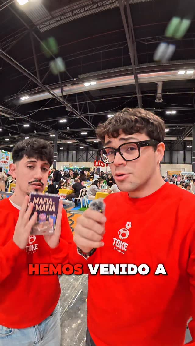 Operación: esconder un Mafia di Mafia en InterOcio 💣
Hace unas semanas estuvimos en la mayor feria de juegos de mesa de España, y tuvimos una idea: esconder un Mafia di Mafia en algún lugar de InterOcio para que algún afortunado se llevase un juego gratis, para ello, teníamos que encontrar el escondite perfecto, de esos que nadie ve a primera vista pero alguien acaba descubriendo…
Dimos vueltas, miramos rincones, analizamos la jugada…
Y al final, después de tanto buscar, decidimos algo mucho más fácil: dejarlo en medio de la sala y confiar en el destino.
Spoiler: el destino no tardó ni un segundo en llevarse su Mafia a casa. 😏
#juegosdemesaenespañol #juegosdemesa #juegomesa🎲 #juegodemesa #mafiadimafia