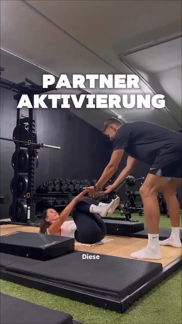 PARTNER AKTIVIERUNG //
Als erstes. Es macht Spaß und ist eine lustige Variante fürs warm up. Reicht eigentlich als Begründung oder? Aber hier auch noch eine Erklärung ⬇️
Warm-up ist mehr als nur warm werden - Hier geht es auch darum sich zu aktivieren für das eigentliche Krafttraining.
Deshalb: Aktivierungsübungen wie diese hier.
Hierbei wird der Potentiation Effekt genutzt:
👉Durch kurze, gezielte Kraft- oder Explosivübungen wird dein Nervensystem in Kombination mit den Muskeln aktiviert.
Dadurch können deine Muskeln schneller, kräftiger und koordinierter arbeiten. Du bewegst dich stabiler, reagierst besser und bist direkt bereit für höhere Belastungen.