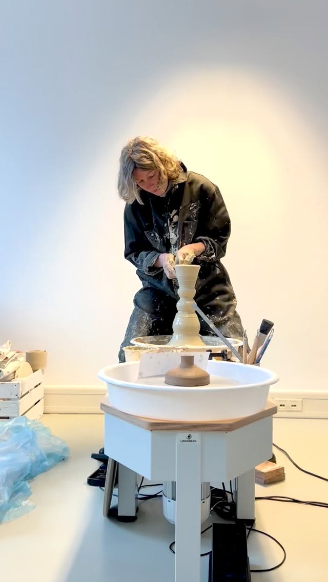 Manchmal stehe ich stundenlang an der Drehscheibe – ohne Hocker, ohne Pause. Die Scheibe dreht sich ruhig, fast meditativ. Mit jeder Umdrehung wächst die Konzentration, die Zeit tritt in den Hintergrund. Jeder Handgriff bringt mich näher an das, was entstehen will.
Nach etlichen Kilo Ton bin ich erschöpft – körperlich und im Kopf. Bereit fürs Bett, und gleichzeitig erfüllt. Erfüllt von dieser tiefen Ruhe, die die Drehscheibe in mir auslöst.
Vielleicht hast du Lust, es einmal selbst zu entdecken.
Workshops & Infos: cl-ay.de
·
Sometimes I stand at the wheel for hours — no stool, no breaks. The wheel turns slowly, almost meditative. With every rotation, my focus deepens, time fades into the background, and each movement brings me closer to what wants to take shape.
After working through kilos of clay, I’m exhausted — physically and mentally. Ready for bed, yet deeply fulfilled. Filled with that quiet calm the wheel creates within me.
Maybe you know that feeling — or feel like discovering it for yourself.
Workshops & info: cl-ay.de
#drehscheibe
#studiolife
#achtsamkeit