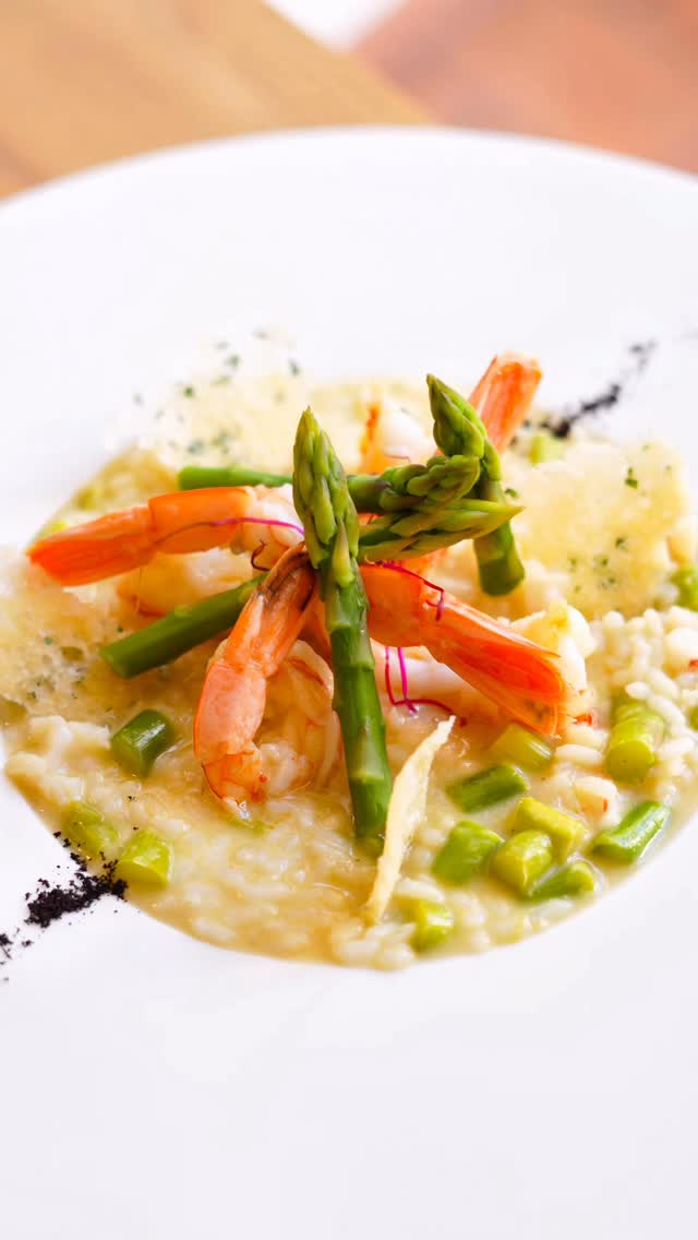 Spring on a plate 🌱✨
Creamy asparagus risotto topped with perfectly cooked shrimp – fresh, light, and full of flavor. This is the kind of dish that makes you slow down and enjoy every bite.
Join us at Lore Malá Strana and taste the season 💚🍤