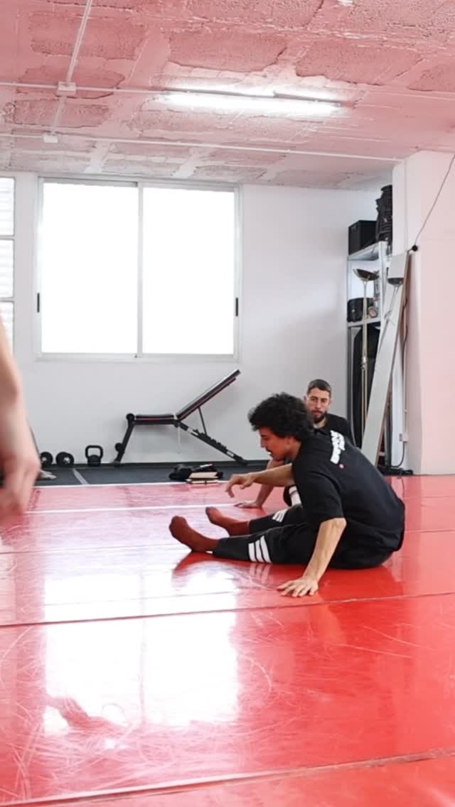 El recorrido de la cabeza en el floorwork es uno de esos detalles que marcan la diferencia, aunque muchas veces pase desapercibido.
No es solo “seguir el movimiento”, sino entender cómo la cabeza guía la dirección, influye en el equilibrio y conecta todo el cuerpo. Cuando eres consciente de hacia dónde mira y cómo se desplaza, tu movimiento se vuelve más fluido, más limpio y con mucha más intención.
Trabajar este aspecto cambia por completo la sensación del flow. Empiezas a moverte con continuidad, evitando bloqueos y creando transiciones mucho más naturales.
Si quieres profundizar en este tipo de detalles que transforman tu danza, únete a mi comunidad. Ahí comparto herramientas y procesos para que desarrolles un movimiento más consciente y propio.
#floorwork #movementpractice #bodycontrol #hiphopdance #flow