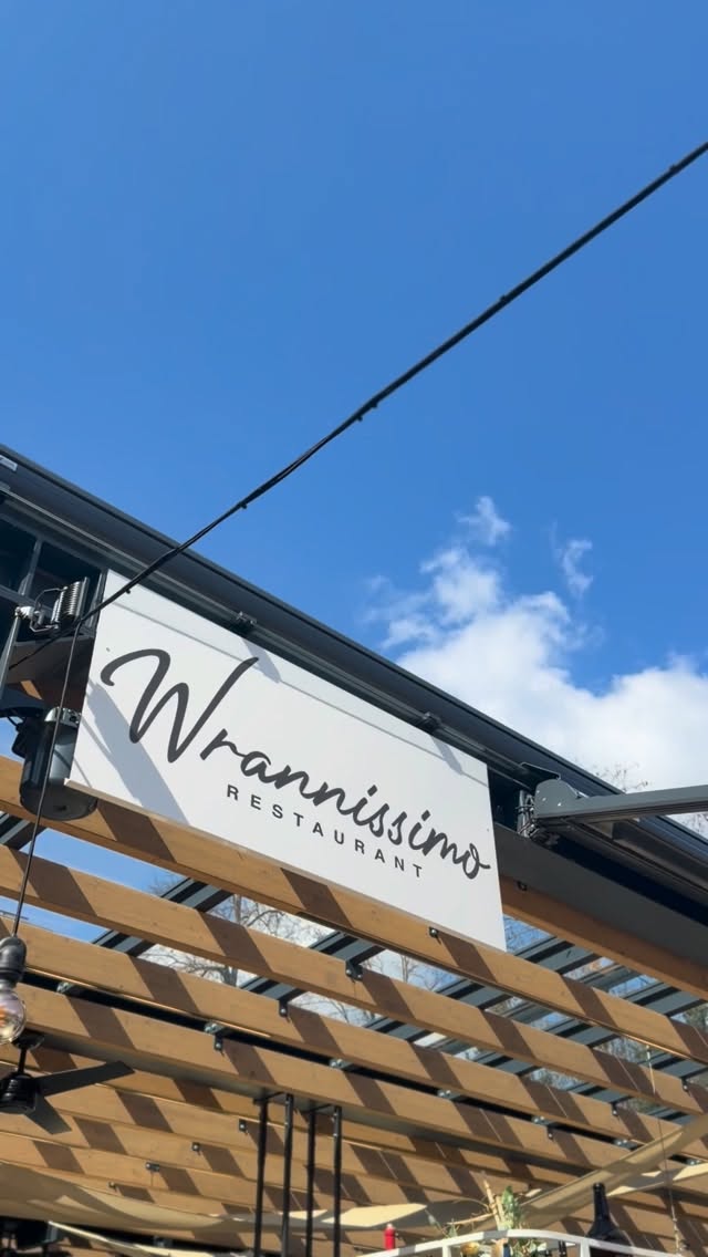 Wenn der Frühling anklopft und wir endlich wieder unsere Terrasse öffnen können, merkt man sofort, wie gut das tut. Plötzlich schmeckt alles noch ein bisschen besser, vor allem mit dem richtigen Ambiente. Genau das erwartet dich bei uns.
Schau gerne vorbei und genieße die ersten warmen Tage ganz entspannt bei uns. ☀️