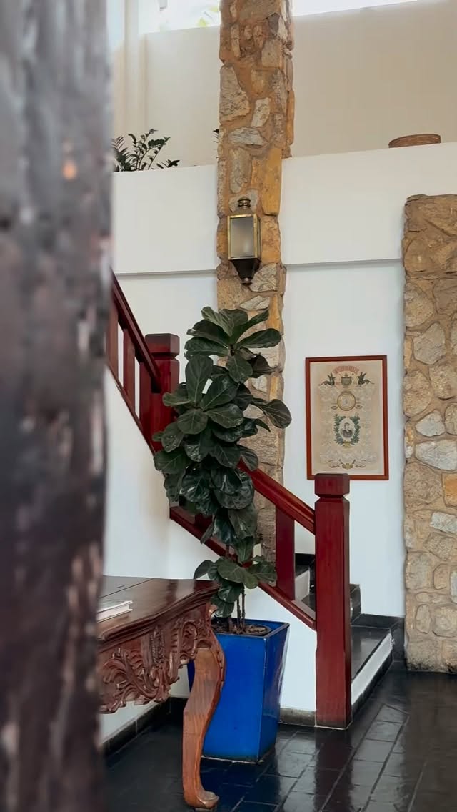 Combinando arquitetura colonial com conforto,
área verde e uma localização estratégica a poucos minutos do Centro Histórico,
a experiência aqui é pensada para quem quer aproveitar Paraty com tranquilidade,
sem abrir mão de estar perto de tudo.