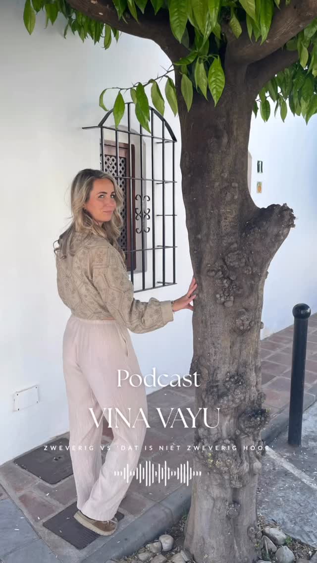 Stop met uitleggen. Deel je stem.
Er zijn vrouwen die iets bestempelen als ´zweverig´ omdat ze het niet kennen, begrijpen of kunnen verklaren.
En er zijn vrouwen die uit gaan leggen dat iets ´echt niet zweverig´ is waarbij je ‘denk niet aan de roze olifant vibes’ krijgt.
Energetisch werk is er in vele vormen en die zijn niet altijd rationeel te verklaren.
Sterker nog, je mist het hele punt als je dit wil oplossen met je hoofd.
Dit werk vraagt om overgave, vertrouwen op je lichaam, je ziel.
En ja dat is lastig in een wereld waarin we alles aan chatgpt vragen.
Dit gaat niet om begrijpen.
Dit is iets wat je ervaart.
Laten we elkaar inspireren in plaats van veroordelen.
Lieve vrouw, jouw stem is nodig.
Deel hem, zonder hem kleiner te maken.
🎙️ Luister zweverig vs ‘het is niet zweverig hoor’ via de link in bio.
#sisterhood #energetischwerk #zelfontwikkeling #spirituelevrouwen