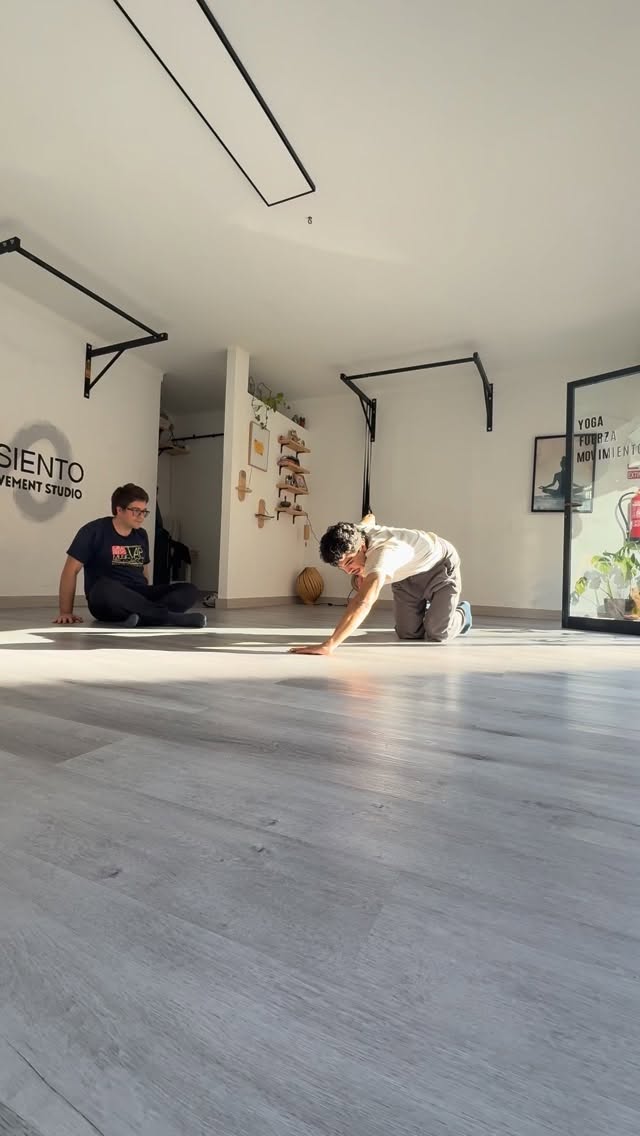 Trabajando una secuencia con un alumno.
Aquí no se trata solo de seguirme, sino de entender qué está pasando en cada paso: cómo entra el peso, hacia dónde va el cuerpo y qué opciones hay dentro del mismo movimiento.
Cuando entrenas así, dejas de depender de copiar y empiezas a construir tu propia forma de moverte. La secuencia es solo la excusa, el objetivo es desarrollar control, claridad y flow.
Poco a poco, lo que antes era difícil se vuelve natural… y lo que era una coreografía, se convierte en lenguaje.
Si quieres mejorar tu danza de verdad, mándame un mensaje con la palabra INFO y te cuento cómo entrenar con este enfoque.
#breakdance #footwork #hiphopdance #dancepractice #movementtraining