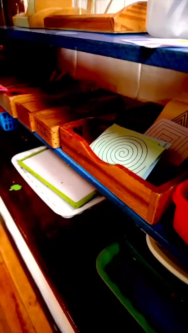 Manitos a la obra y mentes curiosas! ✨
¿Sabían que en el método Montessori, las actividades cotidianas son nuestra “superfórmula secreta” para el aprendizaje? 🤫
En nuestra área de Vida Práctica, no solo jugamos, ¡nos convertimos en pequeños héroes de la casa! 🦸♂️🦸♀️
Los niños y niñas de 2 a 6 años aprenden a:
Ponerse sus zapatos (¡adiós, cordones rebeldes! 😉).
Servirse agua sin derrames (¡casi siempre! 💧).
Pelar frutas con total destreza.
Usar pinzas para mover objetos, ¡como futuros cirujanos! 👨⚕️👩⚕️
Estas actividades, que para nosotros son simples, para ellos son un mundo de descubrimientos que desarrollan la coordinación, la concentración y, lo más importante, ¡la independencia! 🎉
¿Quieres que tu hijo o hija viva esta increíble aventura?
¡Nuestras matrículas están abiertas! Dale la oportunidad de explorar, aprender y crecer en un ambiente lleno de respeto y alegría.
¡Contáctanos para que formes parte de nuestra familia! 👇
📞 Teléfono: 0998038794
📧 Correo: eltrebolmontessori@gmail.com
📍 Dirección: Jesús del Gran Poder y Panamericana Norte, Quito
#VidaPrácticaMontessori #MontessoriParaNiños #IndependenciaInfantil #ManosALaObra #EducaciónConAmor ElTrébolMontessori MatrículasAbiertasQuito NiñosFelices AprenderJugando QuitoConNiños MetodologíaMontessori EducaciónRespetuosa