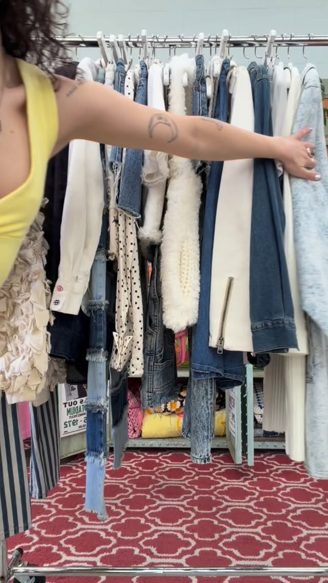 The perfect combo for the windy spring days 🦋 White + denim! Waiting for that transition into the hot, sunny days, we’re rocking light layers of bright white and a good piece of denim ⭐️ The perfect way to rock “basic” pieces and turn them into a stylish fit!
#timewarpbr #shoplocal #midcitybr #vintagefashion #vintageclothing