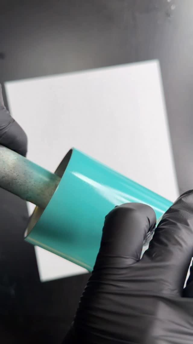 Classic ombré 🥰🥰 FS Fast Cure epoxy for building layers and FS Artist Cure for final coats ✨ #tumblertutorials #resinart @flynnsisterssupplyshop Glitter from @mayra_makes_it Tumbler blanks from @tipsymagnolia