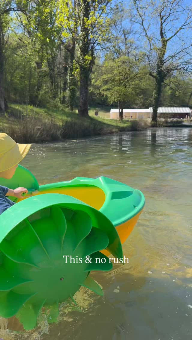 Twee kleine nieuwe roeibootjes, klaar voor grote avonturen op het water. 🥰🧡
Hier mogen kindjes gewoon kind zijn. Spelen, ontdekken en zachtjes dobberen in de natuur.
Even vertragen en genieten. 🌿✨