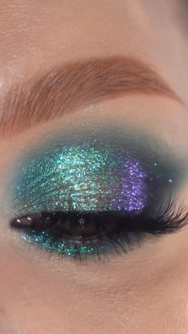Starry Night✨ is a shade you’ll instantly fall in love with ✨ It features a veil of delicate shimmering particles that catch the light beautifully, making it perfect for both soft daytime looks and more glamorous evening makeup 🥰
Artist 🌈 @maniacmakeup_ ❤️
#thepastelroses #makeup #eyemakeuplook #indiemakeup