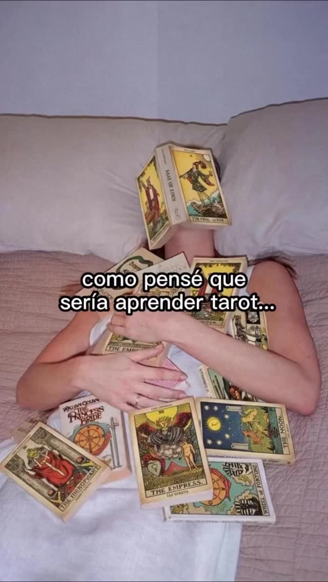 Muchas personas creen que estudiar Tarot es estudiar muchísima teoría…
y en parte, es cierto… pero no en el sentido en el que solemos pensarlo.
Porque el Tarot es un lenguaje simbólico, y el símbolo no se aprende repitiéndolo y memorizandolo. Se aprende explorándolo desde distintas perspectivas, observando cómo se manifiesta en la vida, en los vínculos, en la experiencia.
Abrir la caja de Pandora del tarot implica conectar con una herramienta para darte claridad pero sobre todo para abrir una nueva dimensión de percepción e intuición.
Por eso, en la formación que ofrezco, la idea es jugar con los arcanos, encarnarlos desde juegos teatrales, hacer ejercicios de reflexión sobre cómo vivimos cada uno, y también acercarnos a ellos a través del arte —música, películas, pinturas, obras— que encarnan estos arquetipos para poder comprenderlos a un nivel más psicológico.
Y al mismo tiempo, como cualquier disciplina, también implica sentarse a estudiar.
Por eso la formación está armada con dos tipos de material: uno más profundo para quienes quieran profundizar y tengan el tiempo, y otro más corto y resumido, junto con recursos como videos y audios, para que cada persona pueda avanzar desde el tiempo que tiene.
Porque no se trata solo de estudir los arcanos,
sino de aprender a mirar distinto. Aprender a reconocer los arquetipos en todos lados y volverse una maga o un mago con ellos.
Mañana comenzamos con la Formación de Astro Tarot Evolutivo — Arcanos Mayores ✨
Mándame un mensaje por privado y te cuento más sobre la formación. ❤️