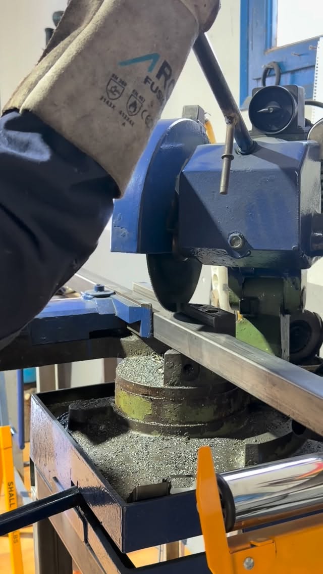 Fabricación de puerta de hierro a medida desde cero ⚒️
Precisión, resistencia y atención al detalle en cada fase del proceso.
Trabajo con herramientas de calidad como @piher_clamps y @jlc.technology, clave para conseguir acabados profesionales 🙌🏻
Diseñado para durar. ✔️
#carpinteriametalica #trabajosamedida #soldadura #barcelona #reforma