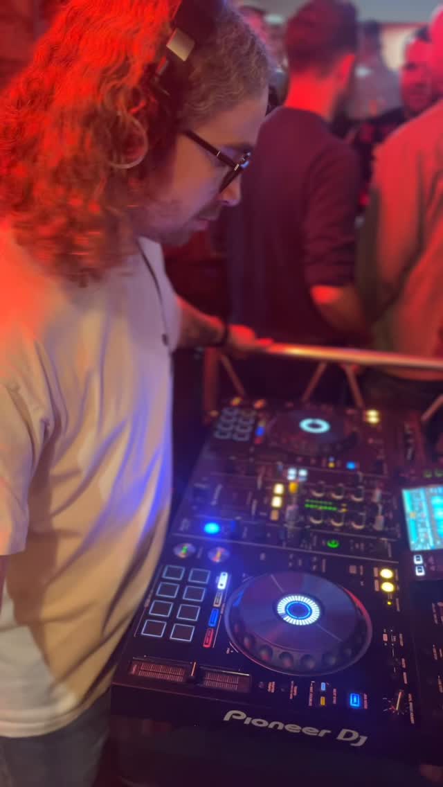 Bank holiday plans SORTED ๐บ๐ป
@_carldill0n will be playing you all those dance floor fillers from 6pm til' late ๐ชฉ
Pop in for a roast, enjoy some live music from @its_salwabea til' 4pm & then dance the night away with your faves ๐ฏ
Sounds like a plan ๐