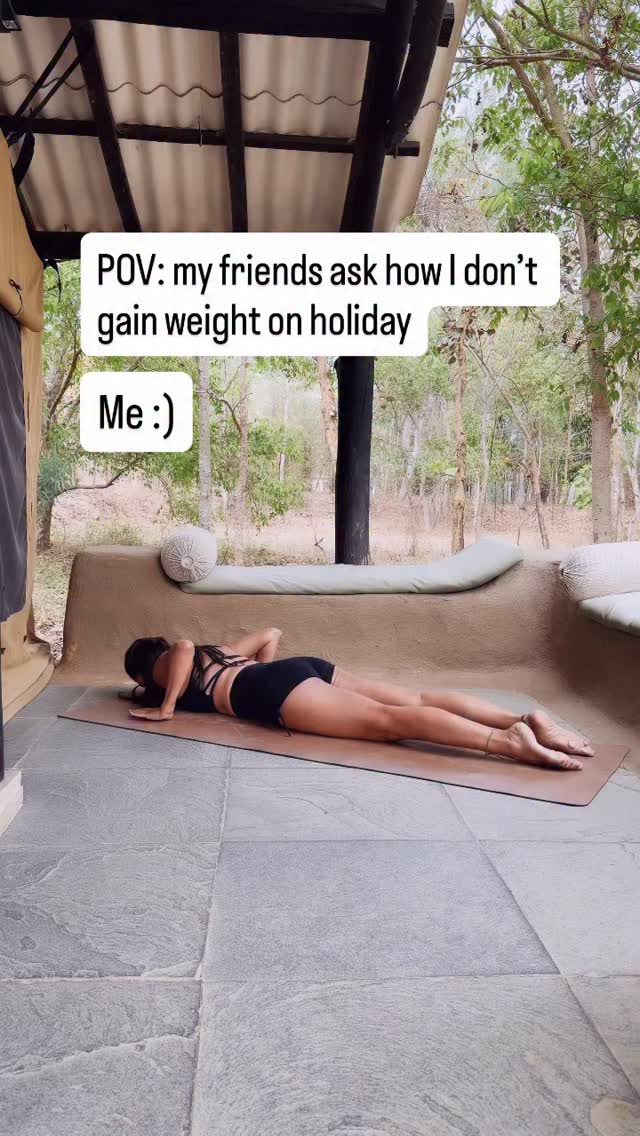 My friends always ask how I don’t gain weight on holiday…
truth is, I’m not trying to.
Movement is just a part of my life… like eating.
No extremes. No all-or-nothing. Istay away from the yo-yo .
Al I do is stay connected to my body wherever I am.
#travelworkout #mobilitytraining #movementismedicine #fitonholiday