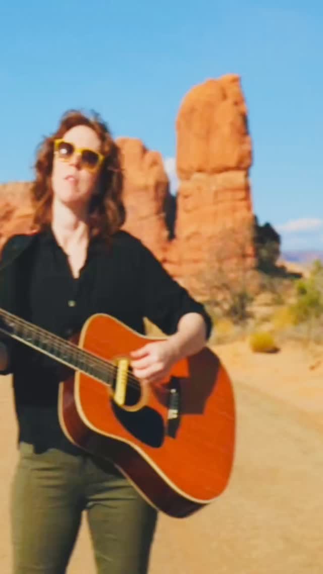 ALWAYS ON THE RUN
out FRIDAY- pre-save now on Spotify 🖤
#jenngrinels #indiefolk #newmusicfridays #alwaysontherun #newmusic