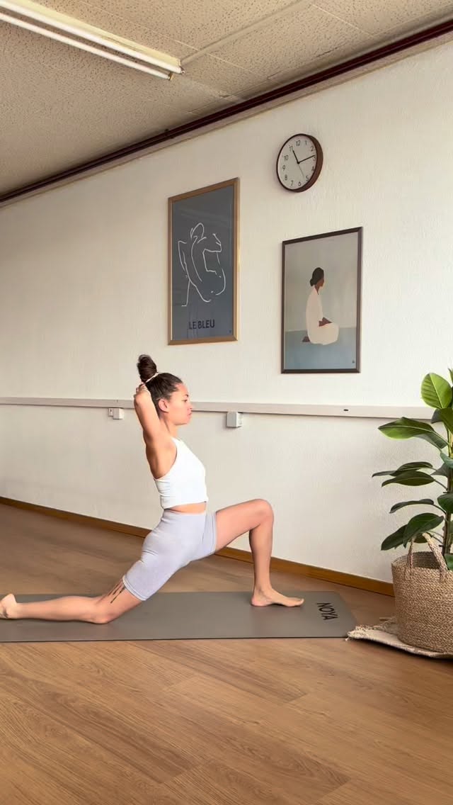Respire, relâche, ouvre ✨
Dans cette fente avant, genou au sol, on vient doucement assouplir les hanches et libérer le bassin.
Les mains à l’arrière du crâne invitent la poitrine à s’ouvrir, les côtes à s’espacer, et les épaules à retrouver de la mobilité.
Prends le temps de sentir chaque mouvement, chaque respiration… ton corps s’exprime, écoute-le 🤍
N’hésite pas à prendre des blocs pour mettre sous le coude.
Mon tapis @move.noya 🤍
5% de réduction sur ta commande avec le code METI
#yoga #yogateacher #yogapractice #yogaflow #yogainspiration