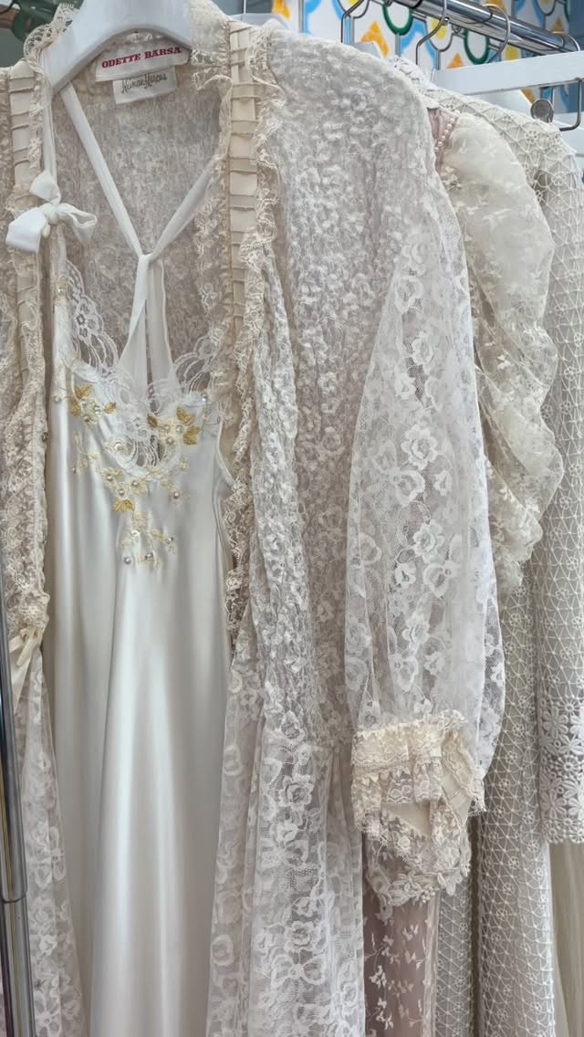 A sweet and romantic collection of bridal pieces waiting for their perfect bride 🤍 👰♀️ We have anything from your getting ready slip, to your ceremony gown ✨ Let us be a part of your special day in the best way we know how, the wardrobe ❤️
#timewarpbr #shoplocal #midcitybr #vintagefashion #vintagewedding