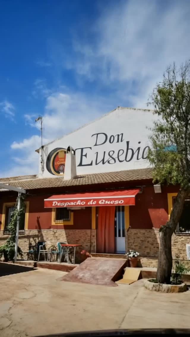 Ven a vivir el queso desde dentro
Si vienes a visitar el Parque Natural de las Lagunas de Ruidera, este es el plan que no te puedes perder.
Descubre cómo se elabora un auténtico queso manchego desde dentro de nuestra quesería en Ossa de Montiel.
🧀 Recorre la quesería
🧑🌾 Conoce el proceso artesanal paso a paso
🍷 Disfruta de una degustación final
Una experiencia perfecta para completar tu visita a las Lagunas de Ruidera con un plan gastronómico diferente.
👉🏼 Reserva tu visita llamando al 647 131 508 también puedes escribirnos por WhatsApp o respondiendo a este mismo vídeo.
#lagunasderuidera #turismogastronomico #ruidera #ossademontiel #quesomanchego
