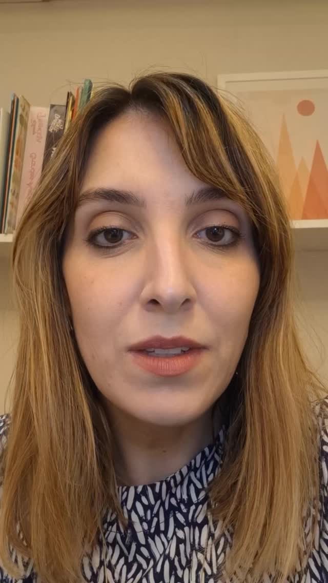 Worry stone ou pedra da preocupação/calma
Olá, pessoal
Conhecem esse recurso?
Tem sido sucesso aqui com crianças, adolescentes e adultos como um recurso de autorregulação
Fazemos utilizando cerâmica fria e biscuit, depois pintamos com canetinha acrílica (pode ser tinta também)
Importante depois de pronto passar um verniz ou esmalte, cola, para durabilidade da peça 😉
É um processo de criação com os pequenos que exige paciência também e criatividade!
Tenho amado viver isso com eles!
Espero que inspire vocês!
Abraços!
Juliana B Fitaroni
Psicóloga
CRP-18 02964