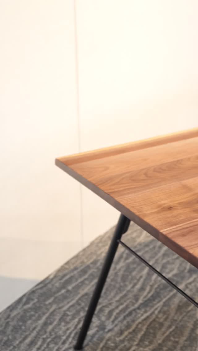 【 ニッポネア/ラグアll 】
\木とともに、暮らしを育てる/
いつも当店のInstagramをご覧いただき
ありがとうございます😊
本日、ご紹介する商品はコチラ💁♀️
↓↓↓
当店トップクラスの人気商品!
✨ニッポネア/ラグアll ✨
テーブルの天板といえば
個性ある『一枚板』
高級感溢れる佇まいに憧れはあるけど…
重厚さゆえに
模様替えが難しかったり
予算が合わないことも。。。
でも、
ご安心ください👍
“ラグア ll ” なら
こんなにラクラク運べます。
……………………………..
①あたたかで、やさしい木目
②希少な耳付きを採用することで
より一枚板を彷彿とさせます。
③クオリティは妥協せず
④お財布にもやさしいダイニング
⑤チェアも
天板・脚の色・お部屋の雰囲気に合わせて
お選びください。
……………………………..
このように
自然がつくった美しい表情◎
一枚板のぬくもりが
家族の食卓を
そっと包み込んでくれることでしょう✌️
……………………………..
この心地よさ、
知ってしまったらもう戻れない!
インテルナかわはたの店頭で
是非、
お確かめください。
皆さまのご来店を
心よりお待ちしています🌱
=============
インテルナかわはた🏠
創業100年の家具専門店
その他商品紹介や
イベント・キャンペーン情報は
コチラ▶︎▶︎▶︎@kawahata_interior
埼玉県に4店舗(川越店・坂戸店・和光店・所沢店)を展開
https://www.kawahata.co.jp/
〒350-0032
埼玉県川越市大仙波635-1
営業時間 / 10:00〜19:00(年中無休)
TEL / 049-277-6911
#インテリア
#家具
#インテリアデザイン
#家具専門店
#インテリアショップ