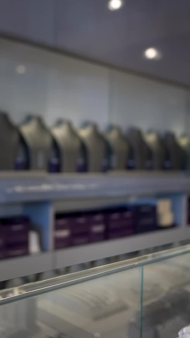 Emerald cut vs pear shape diamond necklace… which one would you choose? 💎✨
Real diamond pendants designed for everyday luxury and timeless style.
Perfect for gifting, layering, or making a statement without saying a word.
#DiamondNecklace #RealDiamondJewelry #LuxuryJewelry #FineJewelry #DiamondPendant