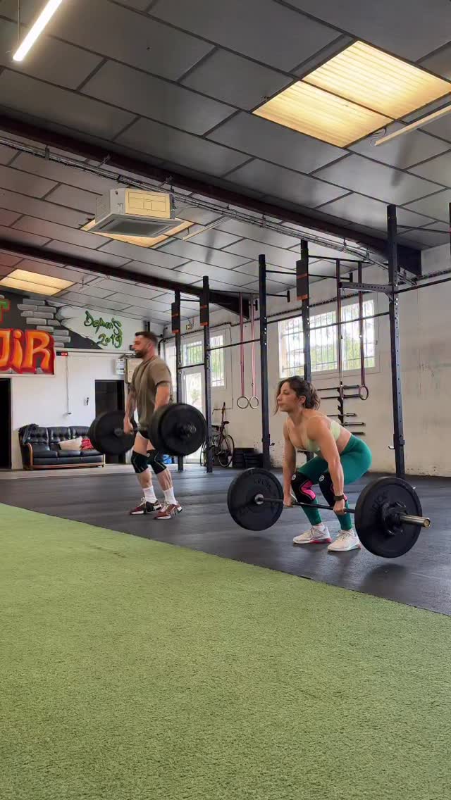 Tu vas te mettre à parler une langue que plus personne autour de toi ne comprend : « AMRAP », « EMOM », « RX », « PR », « WOD », « butterfly pull-ups »… et ça te semblera normal.
Tu vas avoir faim tout le temps, et comprendre que manger « comme avant » peut freiner, voire saboter tes progrès.
Les premières semaines, tu vas te sentir complètement débutante : ne rien comprendre au tableau, te comparer, douter, avoir l’impression de ne jamais y arriver. C’est normal, tout le monde passe par là.
Tu vas te dire « j’ai juste besoin d’une paire de chaussures »… et finir avec plus de matériel de sport que de vêtements de ville 🧐
Tes mains vont s’abîmer, tu vas accumuler bleus et courbatures (même à des endroits inconnus), et pourtant tu reviendras le lendemain, parce que tu commences déjà à aimer ça.
Tu vas probablement prendre un peu de poids au départ. Tu voulais t’affiner, mais ton corps va se transformer différemment, surtout sur le haut 💪
Tu vas découvrir que la récupération compte autant que l’entraînement : sommeil, hydratation, nutrition… tout devient stratégique.
Tu vas galérer sur des mouvements techniques pendant des semaines, parfois des mois. Et quand tu réussiras enfin, ce sera une vraie victoire.
Tu vas te mettre dans le rouge pendant certains WOD, parfois jusqu’à la nausée… et recommencer quand même.
Il y aura des jours où tu voudras abandonner au milieu du WOD. Mais tu apprendras à aller plus loin.
Tu seras capable d’annuler un rendez-vous pour t’entraîner, et même de culpabiliser si tu rates une séance.
Tu feras des drop-ins en vacances et chercheras une box autour de toi.
Tu vas organiser ton emploi du temps autour des entraînements.
Tu te sentiras étrange après plusieurs jours sans t’entraîner, comme s’il manquait quelque chose.
Tu comprendras que la communauté fait une énorme différence : encouragements, énergie, soutien.
Et un jour, sans t’en rendre compte, le CrossFit ne sera plus juste un sport, mais une vraie partie de ta routine et de ton identité. Ça te parles ?