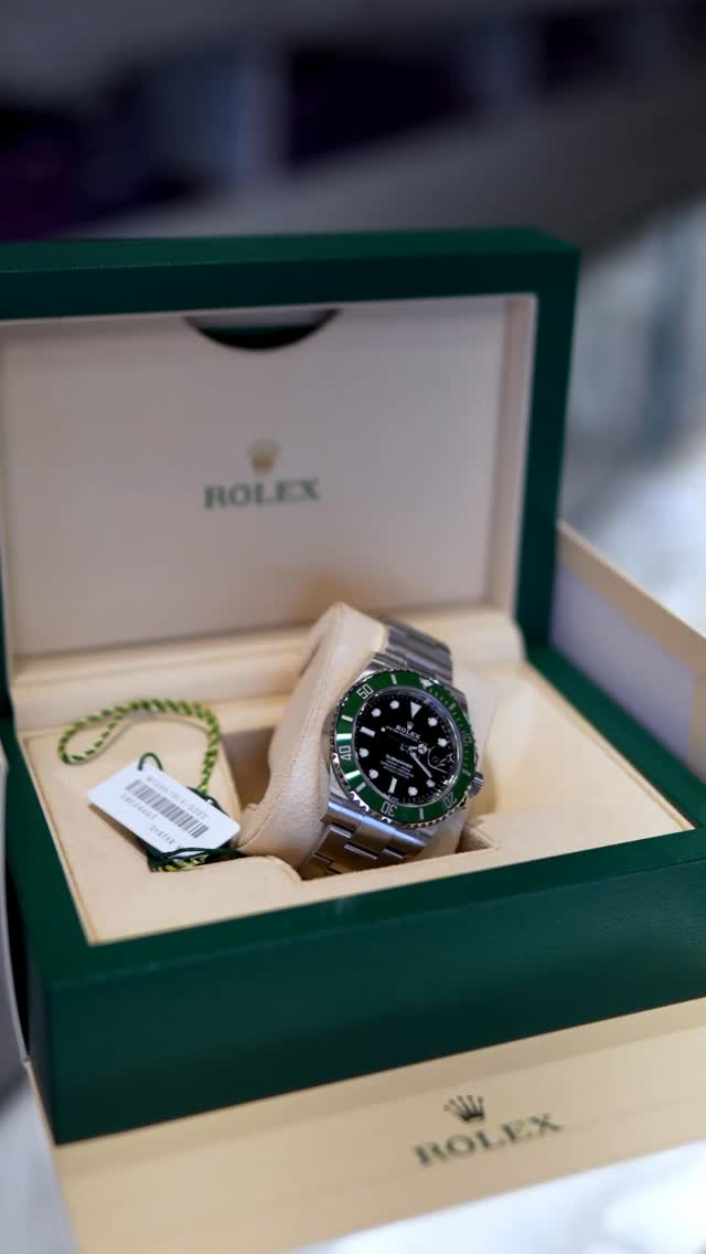 The Rolex Submariner with a green bezel is one of the most sought-after luxury sports watches in the world. Known for its durability, precision, and bold aesthetic, this timepiece blends performance with status.
★ Iconic green bezel design
★ Built for performance and durability
★ Highly sought-after collector piece
#RolexSubmariner #RolexHulk #LuxuryWatch #WatchCollector #MensStyle
