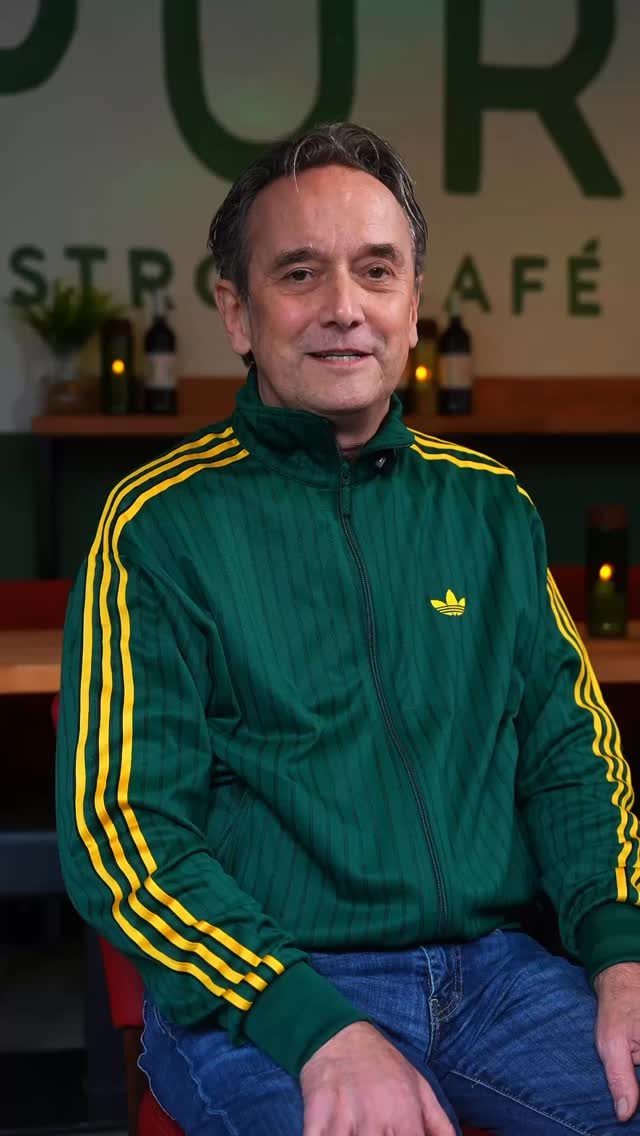 Nach 30 Jahren schließt sich in der Puro Bar der Kreis. ✨
Von der legendären Examensparty bis heute hinter der Bar.
Tottis bleibt. 🍋🥂
#tottis #göttingen #DrinkResponsibly #vegan #madeingermany
Dieser Inhalt richtet sich ausschließlich an Personen über 18 Jahren.
Bitte Alkohol verantwortungsvoll konsumieren und nicht an Minderjährige weitergeben.