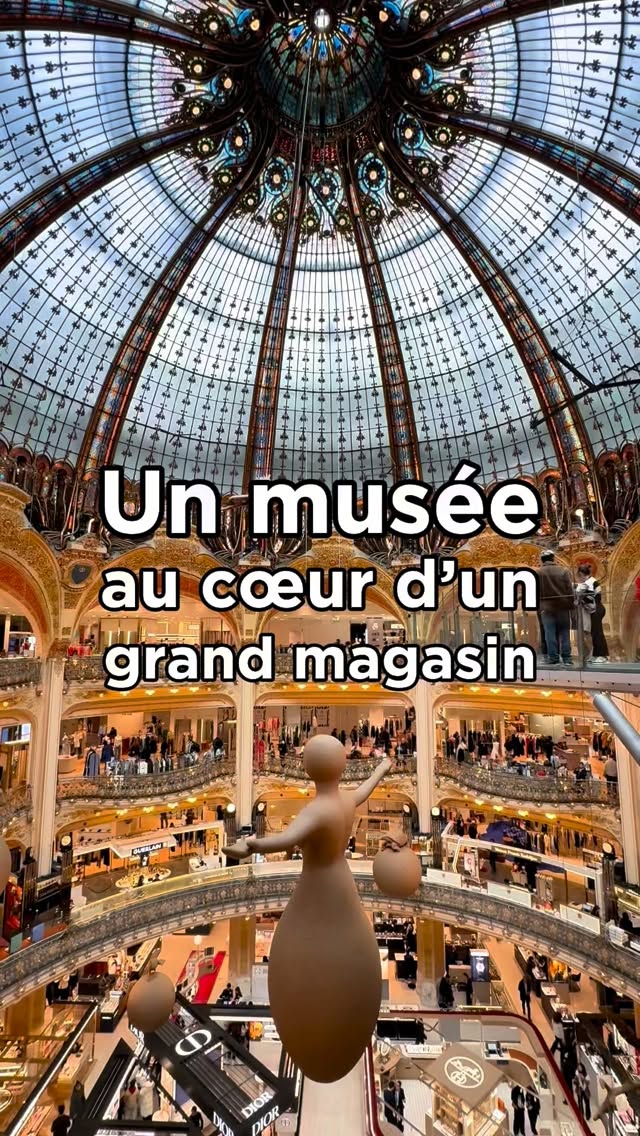 Jusqu’au 27 avril 2026, Les Galeries Lafayette Haussmann, le grand magasin parisien, changent complètement d’ambiance et deviennent un musée d’art contemporain en proposant un véritable parcours artistique ouvert à tous gratuitement. Imaginé avec le Centre Pompidou-Metz, l’art sort du musée pour venir directement à la rencontre du public. L’idée est simple : montrer que l’art peut surprendre partout, même pendant une session shopping. Ici, on tombe sur des œuvres sans forcément les chercher, et c’est justement ce qui rend l’expérience unique et vivante. Quatre artistes majeurs sont à découvrir : Gloria Friedmann avec une installation autour de la nature et de la fragilité du vivant, Birgit Jürgenssen qui questionne les rôles féminins avec humour dans les escaliers du magasin, Christo doulos Panayiotou et son œuvre sonore émouvante cachée au dessus de la grande coupole, et Lawrence Weiner qui joue avec les mots et le temps sur le toit terrasse. Une expérience artistique surprenante, accessible et totalement intégrée au magasin.
—————
📍Galeries Lafayette - Magasin Coupole
40 Boulevard Haussmann, 75009 Paris
Du lundi au samedi de 10h à 20h30
Le dimanche de 11h à 20h
#galerieslafayette #parisshopping #grandmagasin #pariscityguide