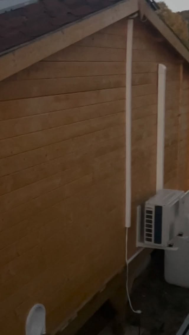 😃𝗨𝗽𝗱𝗮𝘁𝗲 𝗞𝗲𝗿𝘀𝘁𝗮𝗰𝘁𝗶𝗲😃
Lieve mensen, dankzij jullie warmte, betrokkenheid en steun hebben we alle gewenste werkzaamheden kunnen uitvoeren.
Er is in totaal €𝟭𝟳𝟰𝟬 binnengekomen en de kosten waren iets meer dan €𝟮.𝟬𝟬𝟬.
Dat betekent dat we dit, dankzij jullie, écht voor elkaar hebben gekregen.
Iets wat voor ons misschien “een project” lijkt, betekent voor deze dieren letterlijk warmte, veiligheid en een kans om te herstellen en overleven ❤️
Ik kan niet in woorden uitdrukken hoe dankbaar we zijn. Iedereen die heeft gedoneerd, gedeeld of meegedacht: dank jullie wel 💚
Ook mijn partner Roel, die alles zelf heeft aangelegd en geïnstalleerd om kosten te besparen, wil ik vanuit mijn hart bedanken. Zonder jou was dit niet gelukt 🙏
✨ 𝗗𝗶𝘁 𝗶𝘀 𝗼𝗻𝗯𝗲𝘁𝗮𝗮𝗹𝗯𝗮𝗮𝗿!!✨