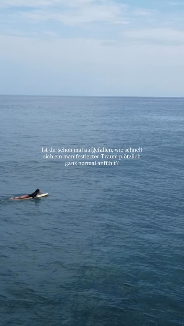 Schon komisch wir Menschen manchmal… Wir verbringen Jahre damit, unseren Träumen hinterherzujagen. Und in dem Moment, in dem sie Realität werden, fühlen sie sich einfach… normal an & wir jagen schon de nächsten Ziel hinterher 🙈
Manchmal ertappe ich mich selbst dabei: Ich lebe ein Leben, das sich früher unmöglich angefühlt hat – und denke trotzdem schon darüber nach, was als Nächstes kommt. Oder hab sogar manchmal dieses Gefühl von es ist „noch nicht genug“, „ich müsste schon weiter sein“
Das ist doch Käseeee!
Wisst ihr vielleicht liegt die eigentliche Praxis darin, noch vieeeeel öfter innezuhalten und jeden großen wie kleinen Meilenstein ganz bewusst zu erkennen, zu feiern & uns bewusst zu werden, was wir gerade erreicht haben. Lasst es uns diesen einen Moment länger genießen, feiern & lasst uns erlauben nicht immer die ganze Zeit auf dieser Jagd zu sein, sondern viel mehr das Hier und Jetzt zu genießen ✨🥹🤍🌞
Ich bin neugierig - wie ist das bei dir? Rennst du von Traum zu Traum oder hältst du auch aktiv inne und feierst jeden einzelnen Erfolg? Let me know 🫶🏽
#dreamlife #traumleben #Ziele #erfolg