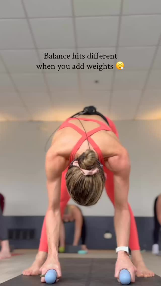 Balance isn’t just about staying upright.
It’s strength. Control. Stability.
And when you add weights? Everything has to work harder.
It’s the transition that challenges you —
and the shake that proves it’s working 🔥
@vuoriclothing
#yogasculpt #bootyburn #fullbodyburn