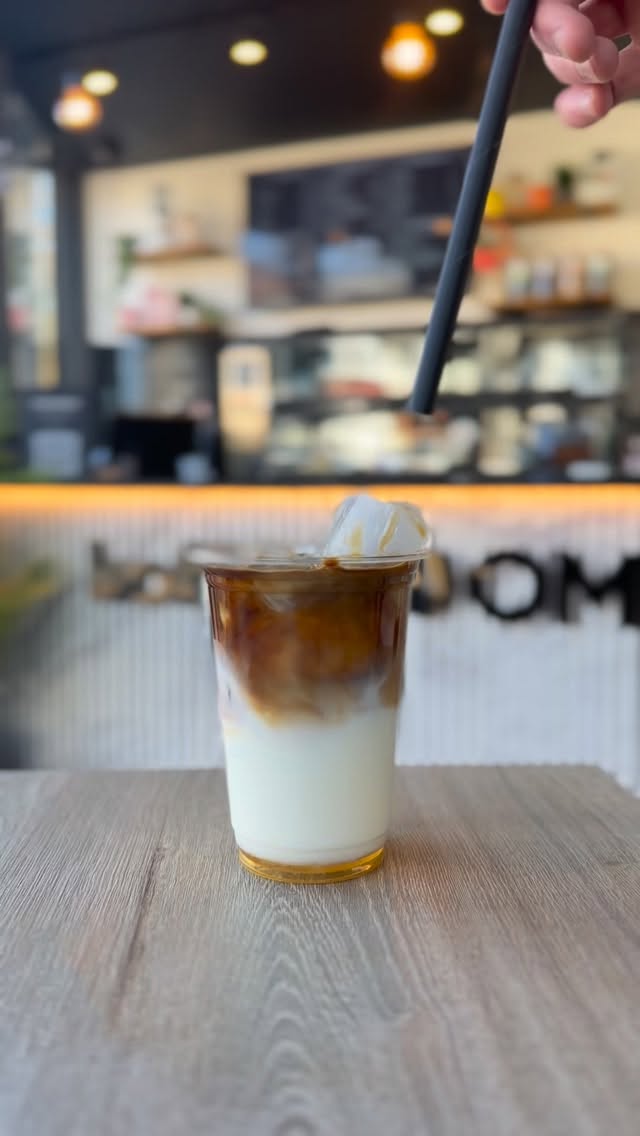 💛🤎 ICED VANILLA LATTE 🤎💛 #summer #icedcoffe #koffeeroom #coffeeshop #berrylands