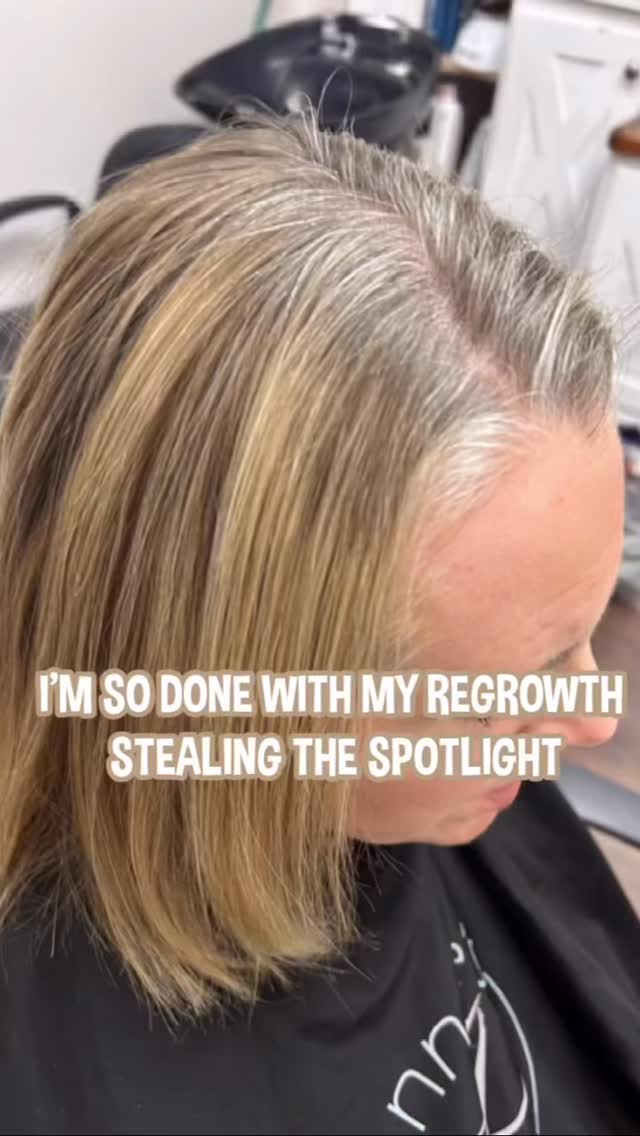 𝐑𝐨𝐨𝐭 𝐂𝐨𝐥𝐨𝐫 𝐑𝐞𝐭𝐨𝐮𝐜𝐡
Your go‑to service for softening regrowth, covering roots, and keeping your color looking fresh
How often should you be scheduling your Root Color Retouch? It can vary! I see most of my clients every 6-8 weeks!
Any longer in between appointments, I recommend we do more foils or you could start to see darker roots.
Color Retouch $130