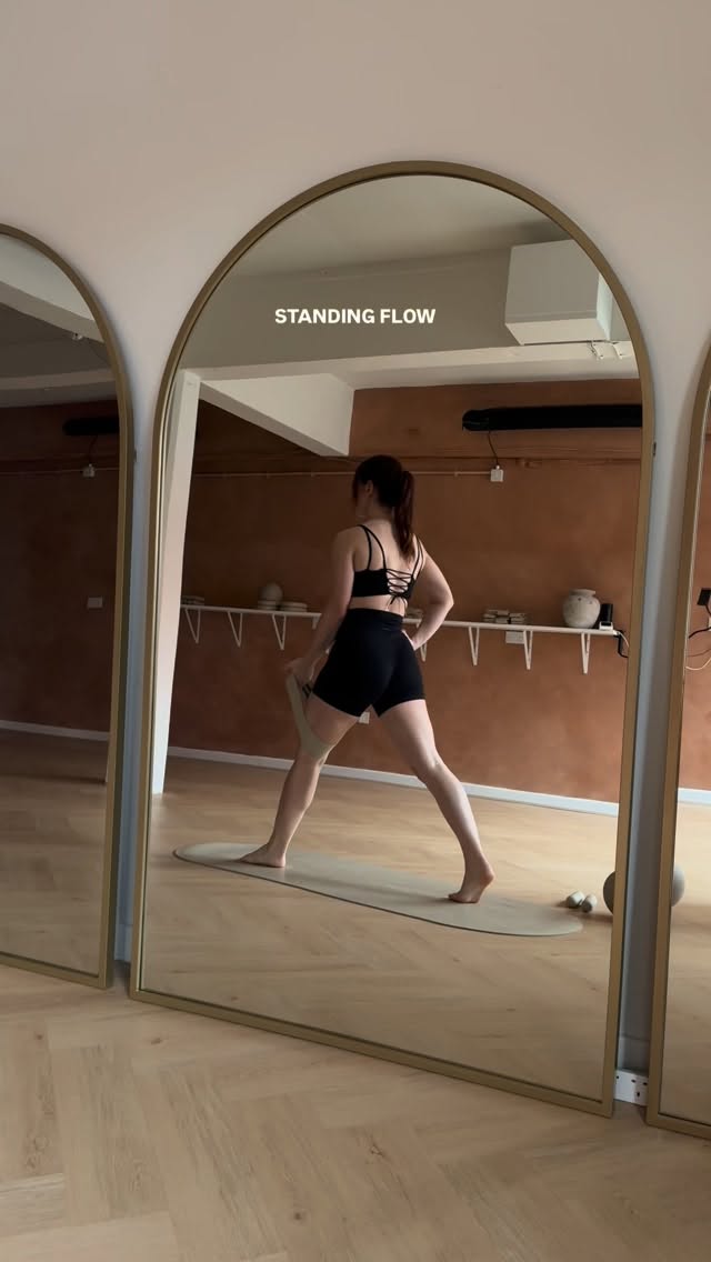 Add the band to add that little bit of upper body 🌶️ to your standing flow ❤️🔥
Equipment: @onyx.wellbeing
Set: Top @boandtee shorts @lskd
#pilates #matpilates #pilatesflow #pilatesworkout #pilatesinspo