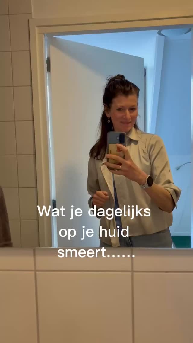 Je verzorgingsproducten? Die beïnvloeden je hormonen zonder dat je het doorhebt.
We smeren, sprayen en wassen ons elke dag…
maar wat zit er eigenlijk in die producten?
Veel reguliere verzorging bevat stoffen die je hormonale balans kunnen verstoren.
Niet iets wat je meteen merkt, maar juist die stille invloed kan op de lange termijn effect hebben op je energie, huid en stemming.
Voor mij was dit echt een eye-opener.
Sindsdien kies ik bewust voor hormoonproof producte zoals die van Dr. Hauschka, Happy Soaps of Dille&Kamille.
Puur, zonder onnodige toevoegingen.
En dat doe ik niet alleen voor mezelf, maar ook voor mijn kinderen.
Vanaf baby af aan hou ik het zo simpel en ‘troepvrij’ mogelijk.
⸻
💡 Wist je dat…
je als vrouw gemiddeld 1,5 tot 2 kilo lippenstift in je leven ‘opeet’?
Alles wat je op je lippen smeert, krijg je dus (deels) ook binnen.
En dat geldt eigenlijk voor alles wat je op je huid smeert:
je lichaam neemt het op.
⸻
👉 Je hoeft niet alles in één keer te vervangen. Begin hier:
• deodorant
• bodylotion
• lipproducten (belangrijke!)
Kleine switches = grote impact op je hormonen. Ik ben heel benieuwd….kies jij bewust wat je op je gezicht smeert, waar je mee onder de douche stapt? Leuke tip voor andere troepvrije huidverzorging is altijd fijn ter inspiratie.
⸻
👉 Volg me voor meer tips over hormonale balans door middel van voeding & leefstijl #femmehormoonspecialist #troepvrijecosmetica #hormoonbalans #drhauschka #troepvrijeproducten