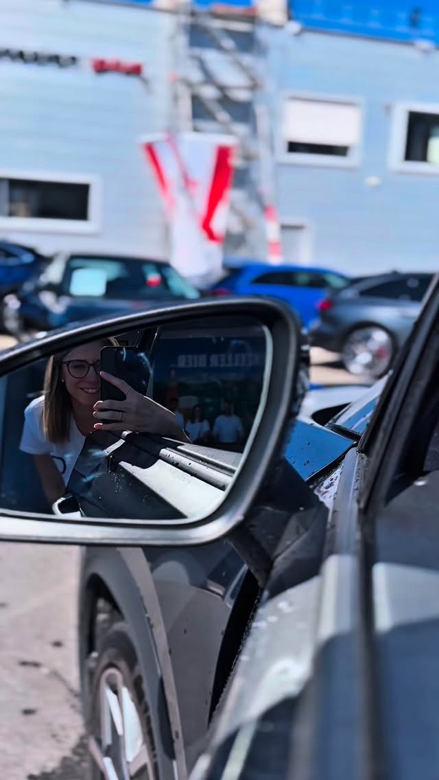 🎶 Dancing in the mirror… 💦 Sin… 🎶 Dancing in the mirror… 💦 Sin…