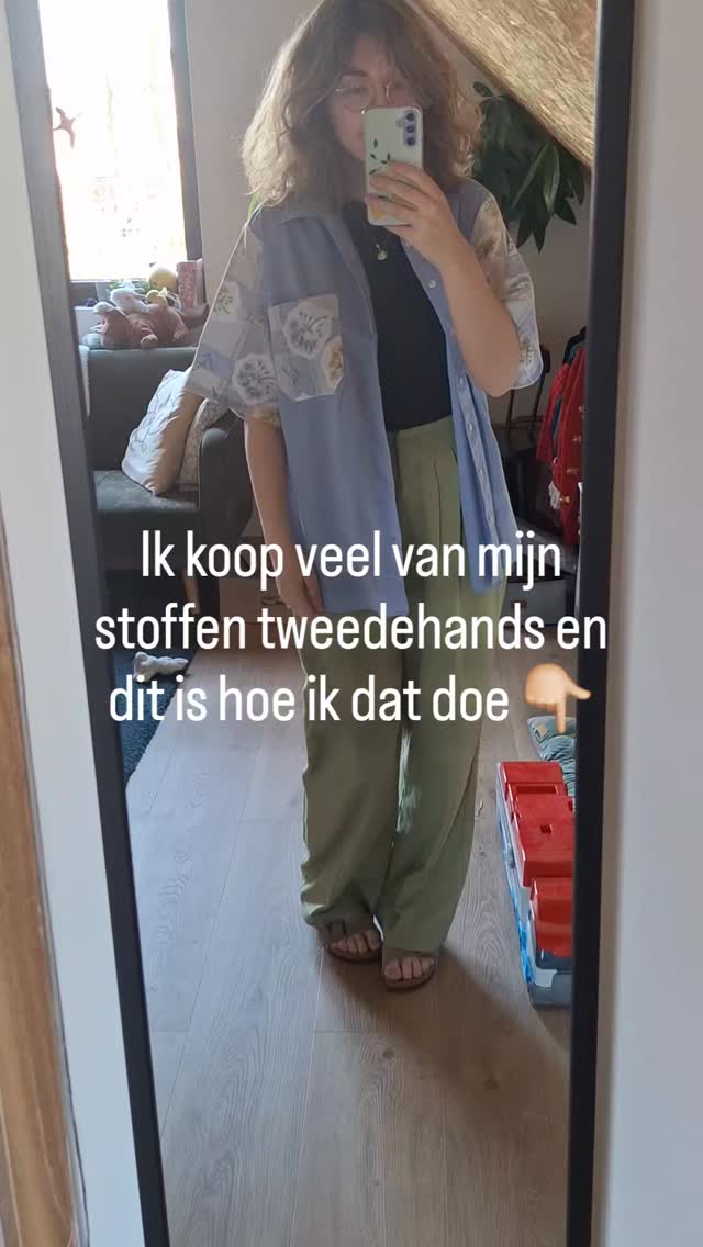 1️⃣ Denk breder dan stoffen: lakens, gordijnen & tafellinnen, zelfs slaapzakken = meters stof met karakter. Of kies voor kledingstukken die te groot zijn maar waarvan je de stof graag ziet!
2️⃣ Zoek slim online: gebruik op Vinted keywords als “lap stof”, “tweedehands stof”, “tissu couture”. Maar wist je dat Vinted nu ook een aparte stoffen categorie heeft? Graaf daar ineens dieper op de stofsoort ("denim", "Jersey") of print ("leopard " , "Vichy") om pareltjes te vinden die perfect zijn voor jouw project. Want ja, tweedehands kan ook als je (net als mij) kieskeurig bent met jouw visie.
3️⃣ Check meerdere platforms: Vinted, Sellpy & kringlopen = meer kans op unieke vondsten. Maar vergeet ook de rommelmarkten of de vergeten stash van vrienden niet.
Duurzaam naaien start bij slim shoppen 💚
Meer lezen? Check www.moetie.be/blog
Tip! Sla deze post op zodat je deze tips niet vergeet!
***
Ik ben Mona. Via mijn downloadbare tweedehands gidsen deel ik duurzame tips & tricks en daarnaast inspireer ik je met tweedehands, geüpcyclede en zelfgemaakte outfits 💚♻️